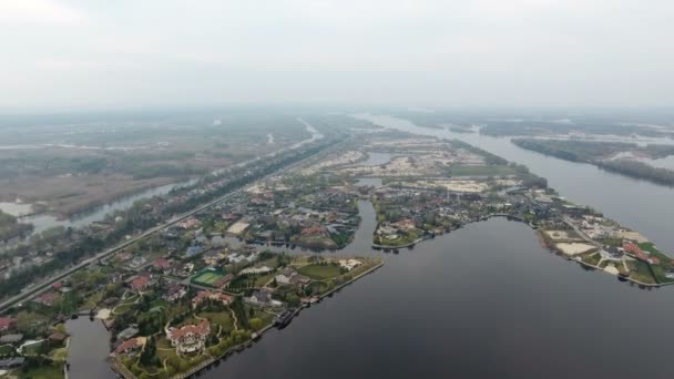 Foto aérea de la costa del río Dnipro con numerosas cabañas de verano en ella — Vídeos de Stock
