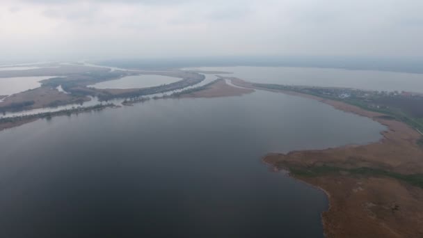 Foto aerea della costa del fiume Dnipro con piccoli isolotti, afflussi e laghi — Video Stock