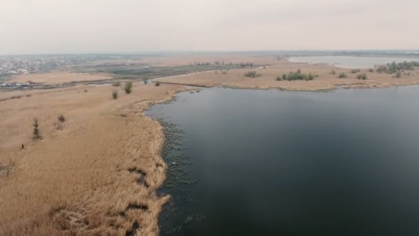 Foto aérea de pequeños islotes en el río Dnipro con costa de cuevas y afluencias — Vídeos de Stock