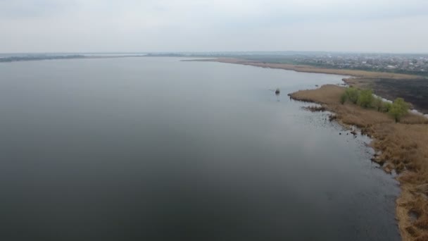 Foto aerea del fiume Dnipro con costa sinuosa e linea di orizzonte impressionante — Video Stock