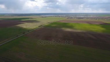 Bahar görkemli hava ile Dnipro Nehri yakınında alanlarının hava atış