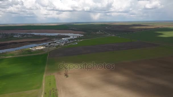 Zdjęcia lotnicze z żyznych pól w pobliżu rzeki Dnipro z wspaniałe cloudscape — Wideo stockowe