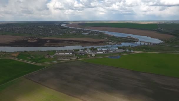 Foto aérea de un fabuloso gancho del Dnipro con cabañas de verano en su orilla — Vídeo de stock