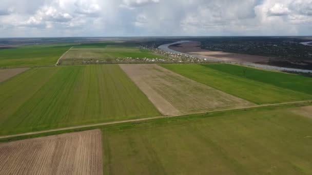 Foto aerea dei campi arati vicino al fiume Dnipro con uno splendido panorama — Video Stock