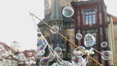 Prague, Çek Cumhuriyeti - 25 Mart, 2017:Impresseve çok renkli sabun baloncuklar ağır çekimde Staromestskaya meydanında