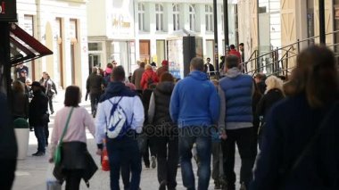 Karlovy Vary, Çek Cumhuriyeti - 28 Mart 2017:Karlovy Vary turistler bir güneşli gün yavaş çekimde yürürken bir sürü sokak
