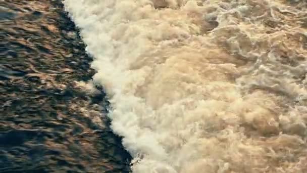 Ola de cascada desde una compuerta en el río Moldava en Praga al atardecer — Vídeo de stock