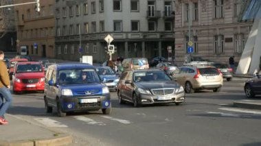 Prague, Çek Cumhuriyeti - 24 Şubat 2017: Orta sokak Prag eski binalar ve yoğun trafik bir suny günde