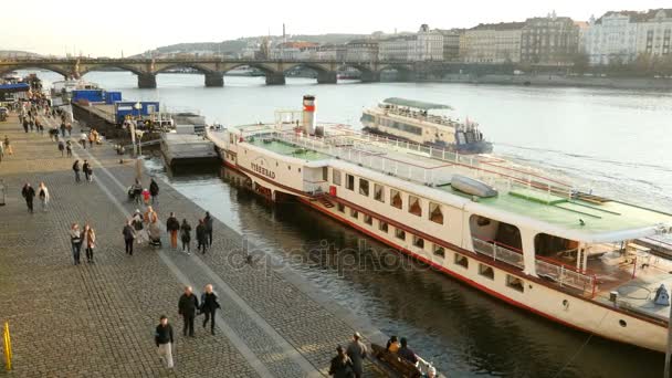 Praga, República Checa - 24 de março de 2017: Grande navio de cruzeiro fluvial no aterro histórico de Vltava em Praga em um dia ensolarado — Vídeo de Stock