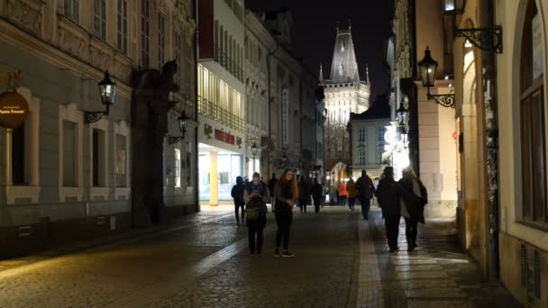 Praga, Republika Czeska - 24 marzec 2017: ulicy Praque prowadzące do Ratusza Staromiejskiego nocą na wiosnę — Wideo stockowe