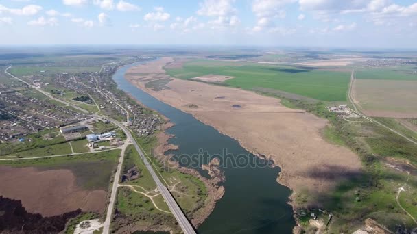 Foto aérea de un gancho de río con caminos rurales, cabañas de verano y jardines — Vídeo de stock
