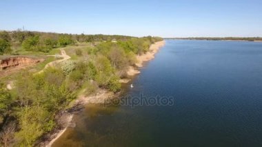 Dnipro Nehri'nin köpürdeyen sular ve onun riverbank kuru kamışı ile hava atış