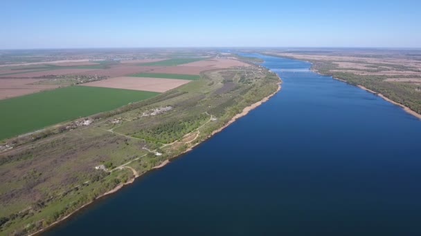 Foto aérea del río Dnipro y sus hermosas orillas con bosques y campos — Vídeos de Stock