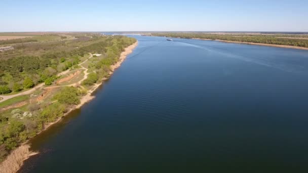 Légi felvétel, a Dnipro-folyó csillogó vizén és a festői Folyópart — Stock videók