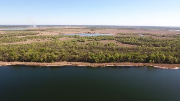 Légi felvétel, a Dnipro folyó vizek és a folyóparton, egy napsütéses napon — Stock videók