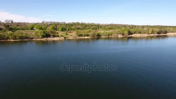 Tiro aéreo das águas magníficas do rio Dnipro na Ucrânia na primavera — Vídeo de Stock