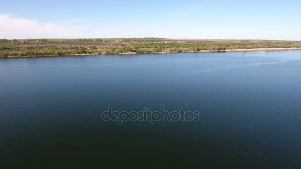 Légi felvétel a fényes kék vizében, a Dnipro-folyó, egy napsütéses napon — Stock videók