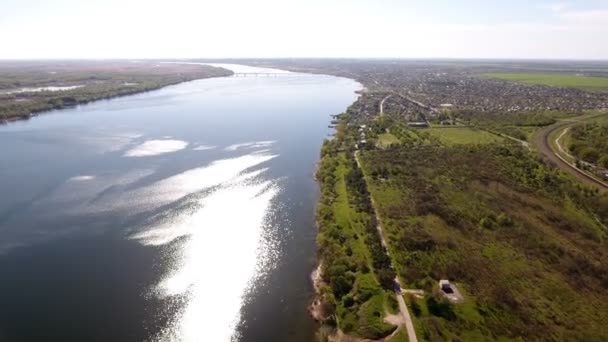 Anteni sağlam banka ile Dnipro Nehri'nin coastilne atış ve bahar greenary — Stok video