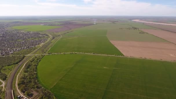 Висока повітряний постріл змія дивлячись шосе в сільській місцевості в Україні — стокове відео