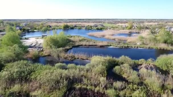 Baixo tiro aéreo dos territórios selvagens da bacia do rio Dnipro na primavera — Vídeo de Stock