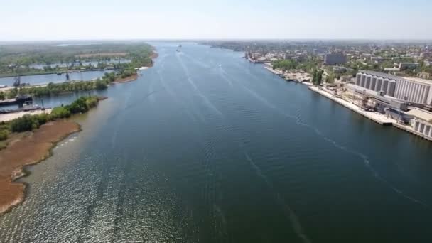 Foto aérea del terraplén del río Dnipro en Kherson con un bonito paisaje — Vídeos de Stock