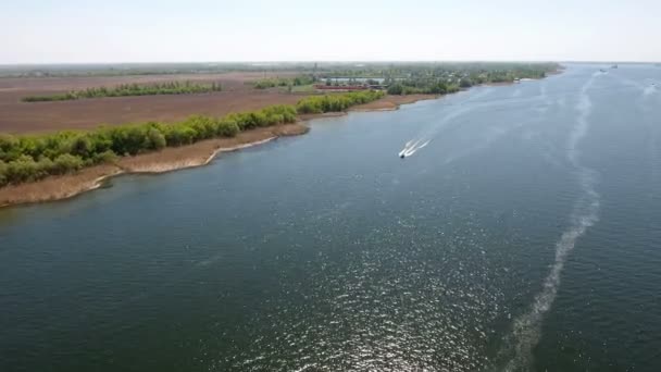 Foto aérea del río Dnipro con costa con curvas, embarcación motora en movimiento en primavera — Vídeos de Stock