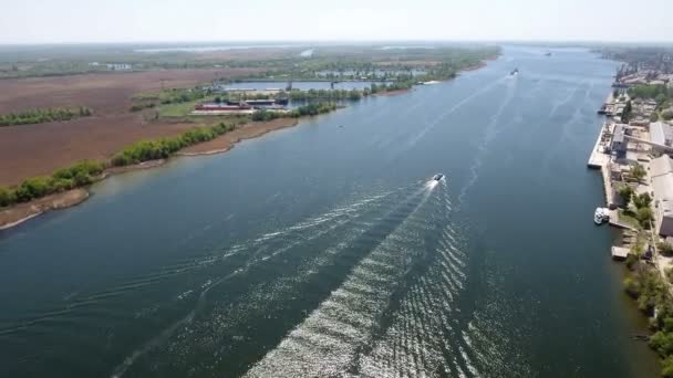 Luchtfoto van een krachtige motorboot verplaatsen in het midden van de Dnipro in het voorjaar — Stockvideo