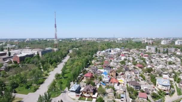 Foto aérea de un paisaje urbano en Kherson con numerosas cabañas de verano y torre de televisión — Vídeos de Stock