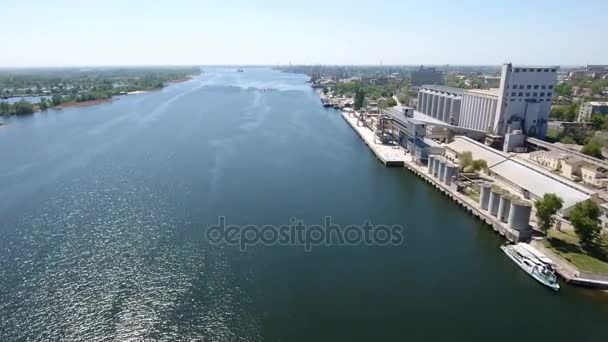 Tiro aéreo do cais do rio Dnipro em Kherson, uma cidade da Europa Oriental — Vídeo de Stock