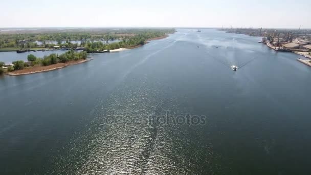 Tiro aéreo dos fluxos intermináveis do rio Dnipro com lanchas solitárias — Vídeo de Stock