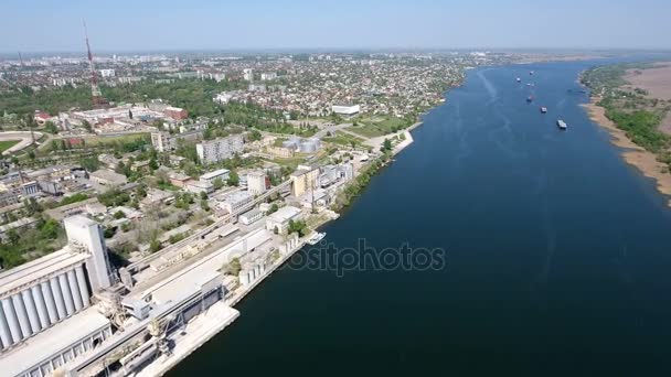 Letecký snímek nábřeží řeky Dněpr v Cherson, Ukrajina, na jaře — Stock video