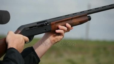Bir av tüfeği ile dış görev kartuş slo-mo alanında uçan çekim skeet