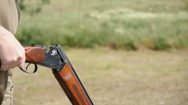 Skeet çekimde çekim için bir adam tarafından yüklenen dikey çift namlulu shortgun