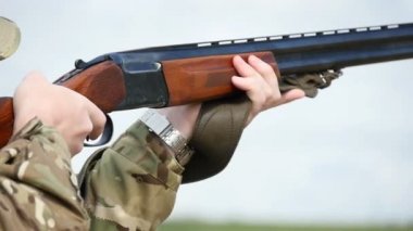 Adam eğitim skeet slo-mo mekanlarda çekim sırasında bazı kil hedefi amaçlayan
