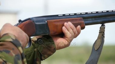 Skeet atış amaçlayan av tüfeği ve bir yere sonbahar yavaş çekim