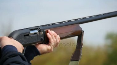 Bir av tüfeği ile dış görev kartuş slo-mo alanında uçan çekim Nikolaev, Ukrayna - 20 Mayıs 2017:Skeet