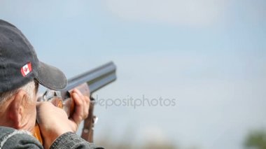 Silah,--dan onun çift namlulu av tüfeği açık havada amaçlayan skeet Nikolaev, Ukrayna - 20 Mayıs 2017:Man trenler