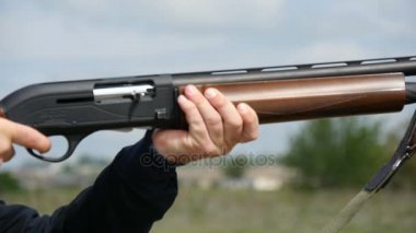 Adam silah, slo-mo içinde açık havada onun av tüfeği amaçlayan süre skeet trenler