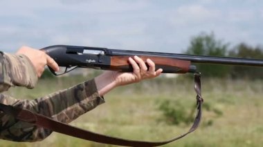 Nikolaev, Ukrayna - 20 Mayıs 2017:Clay hedef slo-mo alanında Dış Saha kartuş uçan ile bir av tüfeği çekim