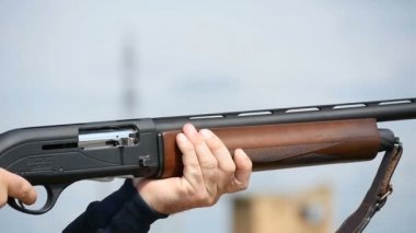 Kil hedef profil outdoots slo-mo içinde dururken, Nikolaev, Ukrayna - 20 Mayıs 2017:Man vuruyor