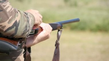 Nikolaev, Ukrayna - 20 Mayıs 2017:Sportsman onun odası kartuş ile yükler ve bir breechlock slo-mo Tıklanma