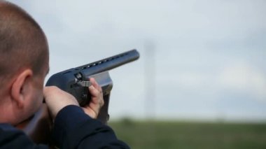 Nikolaev, Ukrayna - Mayıs 20, 2017:Professional adam kendini çekimde eğitimi sırasında bazı kil hedefe ateş eder