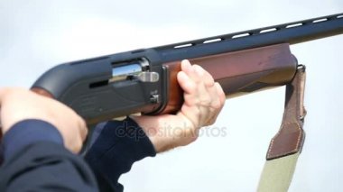 Kel adam eğitim skeet çekimde çekim sırasında bazı kil hedefi çekim