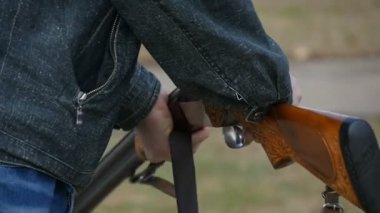 Nikolaev, Ukrayna - 20 Mayıs 2017:Skeet slo-mo uzak kartuş uçan ile dekore edilmiş bir av tüfeği çekim