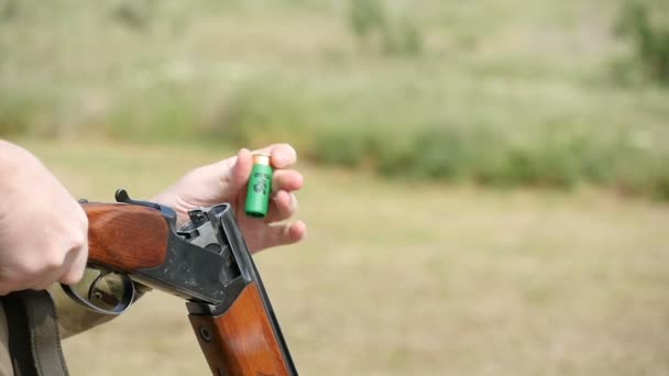 尼古拉耶夫，乌克兰-5 月 20 日，2017:Man 在他双管猎枪在户外在慢动作中插入墨盒 — 图库视频影像