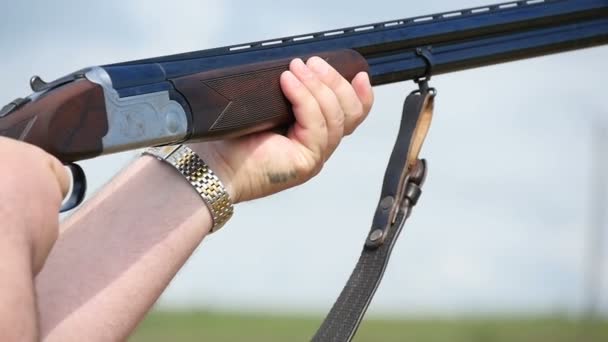 Nikolayev, Ukraina - 20 maja, 2017:Vertical podwójny shotgun baryłkę fotografowania w niektórych glina docelowa w zwolnionym tempie — Wideo stockowe