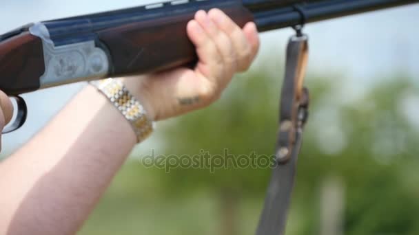 Homem usa sua arma de cano duplo decorado para a mira de barro em câmera lenta — Vídeo de Stock