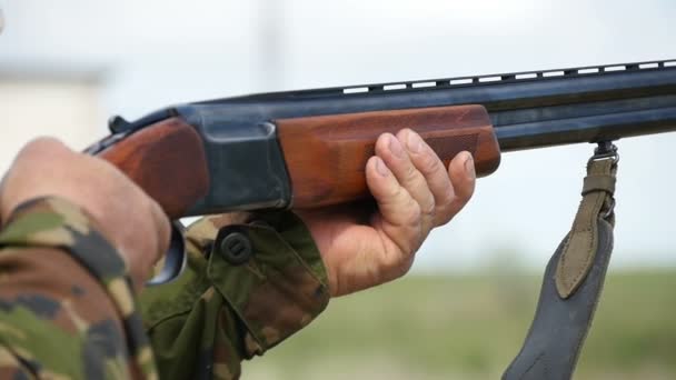 Skeet tiro espingarda apontando e atirando em algum lugar no outono em câmera lenta — Vídeo de Stock