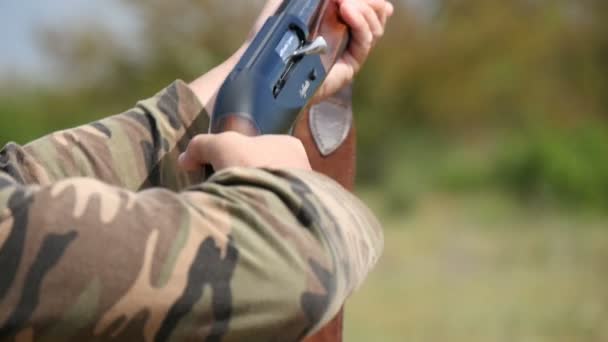 Nikolaev, Ucraina - 20 maggio 2017: L'uomo punta a qualche bersaglio di argilla mentre allena lo skeet shooting in slo-mo all'aperto — Video Stock