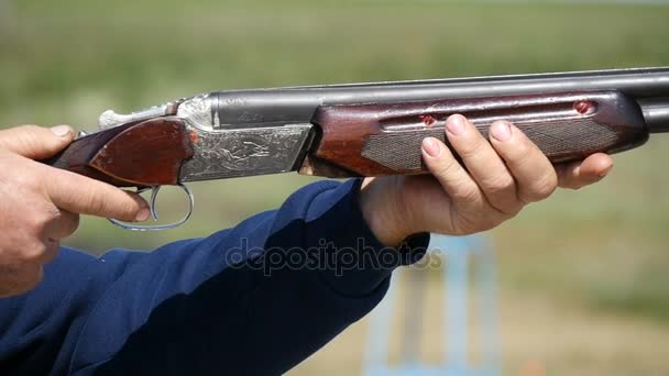 Nikolaev Ukraina - 20 maj, 2017:Man skjuter från double barrel shotgun samtidigt öva lerduveskytte i slo-mo — Stockvideo